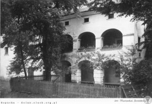 Dwor_soltysow_w_Niemojowie_ruina_Niemojow_252883