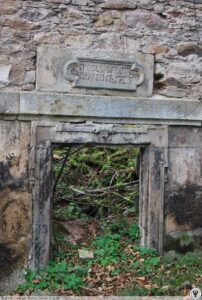 Dwor_soltysow_w_Niemojowie_ruina_Niemojow_3414611